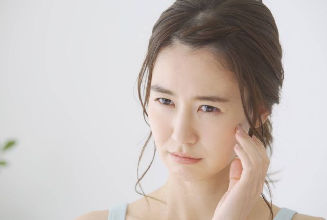 歯に違和感を感じている女性