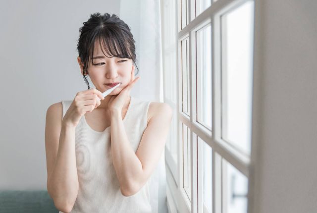 歯に違和感を感じている女性