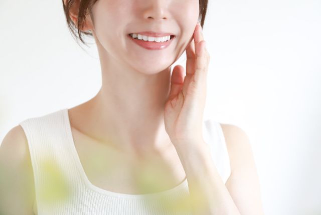 白い歯を見せて微笑む女性